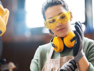 Handwerkerin-502056023-AS-Konstantin-Yuganov