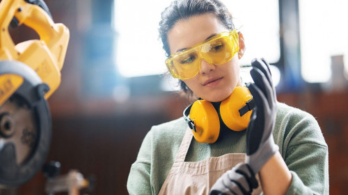 Handwerkerin-502056023-AS-Konstantin-Yuganov