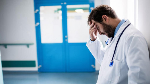 Arzt-verzweifelt-121230908-AS-WavebreakmediaMicro