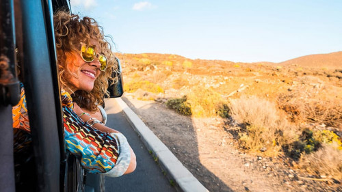 Frau-Sonnenbrille-Auto-322281584-AS-simona