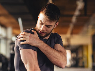 Mann-Verletzung-Fitnessstudio-228851846-AS-djile