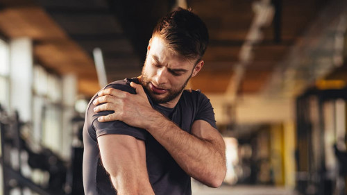 Mann-Verletzung-Fitnessstudio-228851846-AS-djile