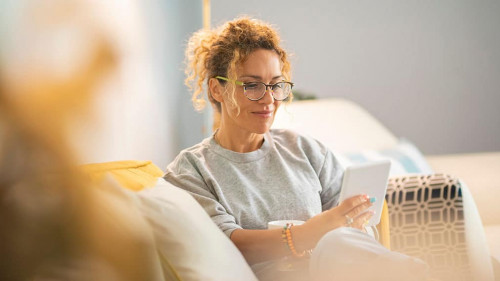 Frau-Tablet-Laecheln-520188438-AS-simona