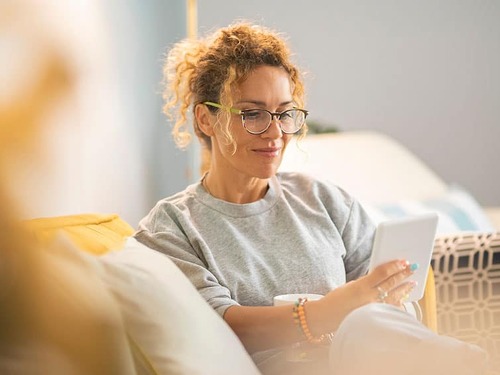 Frau-Tablet-Laecheln-520188438-AS-simona