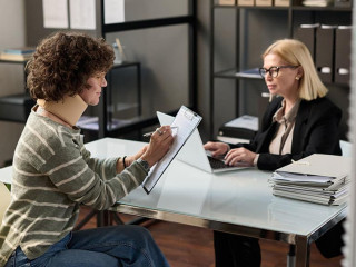 Klientin-Anwaeltin-553785715-AS-Mediaphotos