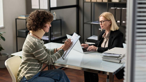 Klientin-Anwaeltin-553785715-AS-Mediaphotos