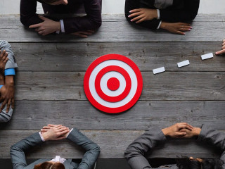 AnzugtraegerInnen-Zielscheibe-521863375-AS-alotofpeople