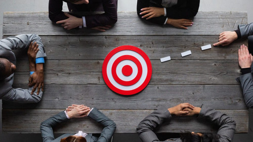 AnzugtraegerInnen-Zielscheibe-521863375-AS-alotofpeople