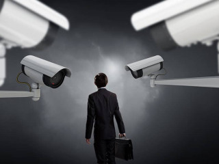 Anzugtraeger-Uberwachungskameras-104633809-AS-Sergey-Nivens