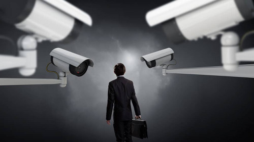 Anzugtraeger-Uberwachungskameras-104633809-AS-Sergey-Nivens