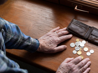 Senior-Kleingeld-311626882-AS-Zadvornov