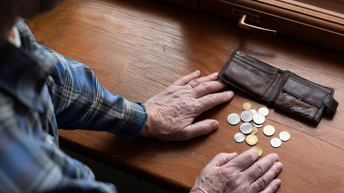 Senior-Kleingeld-311626882-AS-Zadvornov