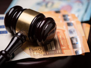 Richterhammer-Geldscheine-342220542-AS-Fabio-Balbi