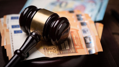 Richterhammer-Geldscheine-342220542-AS-Fabio-Balbi