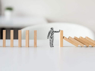 Dominos-aufhalten-236361546-AS-Gajus