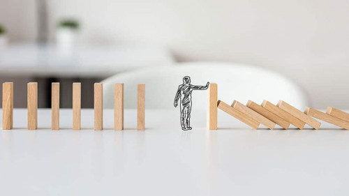 Dominos-aufhalten-236361546-AS-Gajus