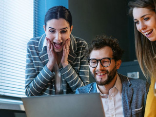 Mann-begeistert-KollegInnen-331243275-AS-StockPhotoPro