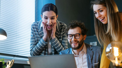 Mann-begeistert-KollegInnen-331243275-AS-StockPhotoPro