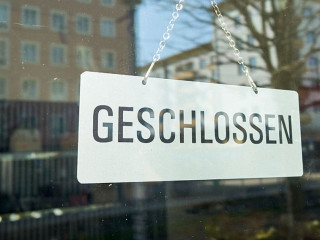 Geschlossen-Schild-203587804-AS-Heiko-Kueverling