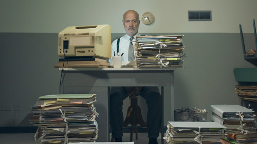 Anzugtraeger-Buero-297320833-AS-stokkete