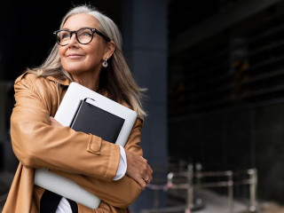 Frau-Laptop-zuversichtlich-535986696-AS-Ivan-Traimak