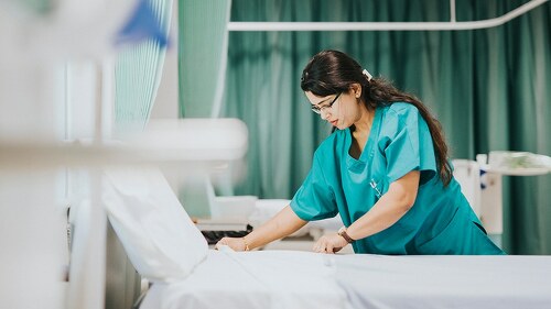 Schwester-Krankenbett-248779851-AS-Rawpixel-com