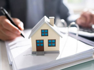 Anzugtraeger-Haus-Taschenrechner-518256205-AS-Andrey-Popov