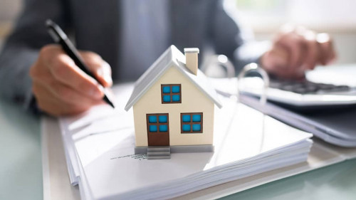 Anzugtraeger-Haus-Taschenrechner-518256205-AS-Andrey-Popov