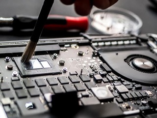 Laptop-reparieren-211190287-AS-Mihail