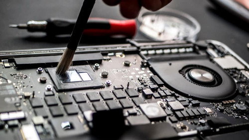 Laptop-reparieren-211190287-AS-Mihail