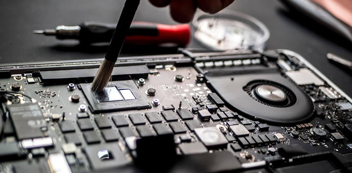 Laptop-reparieren-211190287-AS-Mihail