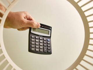 Hand-Taschenrechner-Papierkorb-563998561-AS-Vasyl