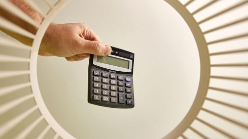 Hand-Taschenrechner-Papierkorb-563998561-AS-Vasyl