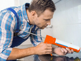 Handwerker-Fugen-73781719-AS-WavebreakMediaMicro