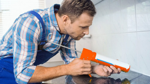 Handwerker-Fugen-73781719-AS-WavebreakMediaMicro