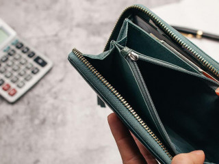 Taschenrechner-Geldbeutel-Haende-517334313-AS-Superingo