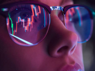 Frau-Brille-Aktienkurs-556988519-AS-master1305