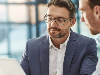 Anzugtraeger-563021503-AS-peopleimages-com