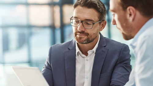 Anzugtraeger-563021503-AS-peopleimages-com