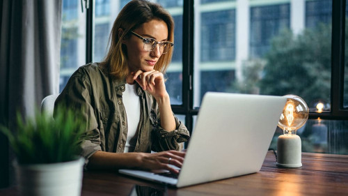 Frau-Laptop-371803744-AS-Rymden