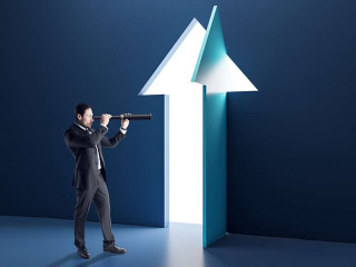 Anzugtraeger-Fernrohr-Pfeil-562029135-AS-Who-is-Danny