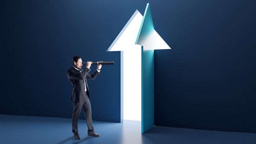 Anzugtraeger-Fernrohr-Pfeil-562029135-AS-Who-is-Danny