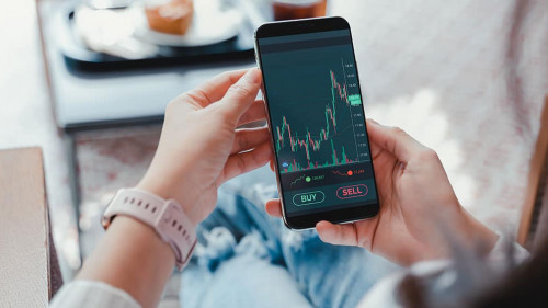 Frau-Smartphone-Boerse-447617956-AS-Yingyaipumi