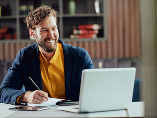 Mann-Laptop-272440438-AS-chika-milan