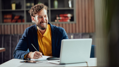 Mann-Laptop-272440438-AS-chika-milan