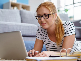 Frau-Laptop-110961313-AS-contrastwerkstatt