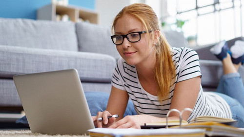 Frau-Laptop-110961313-AS-contrastwerkstatt