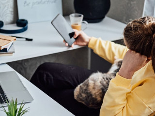 Frau-Smartphone-Langeweile-533011380-AS-irissca