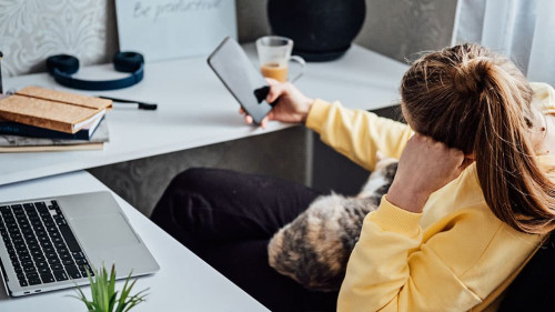 Frau-Smartphone-Langeweile-533011380-AS-irissca