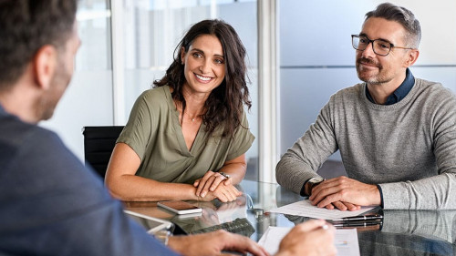 Anzugtraeger-Paar-Beratung-564248623-AS-Rido